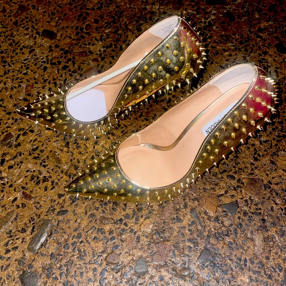 Gold pumps